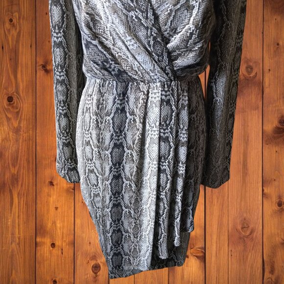 Slate & Willow Women's Size 6 Long Sleeve Faux Python Wrap Style V-Neck Dress - Picture 4 of 6
